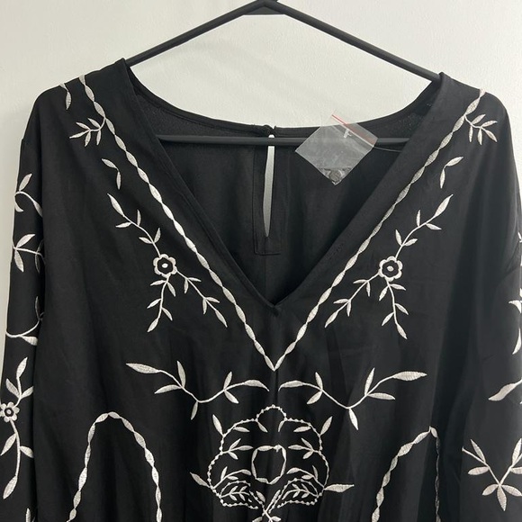 Embroidered romper - Picture 8 of 9